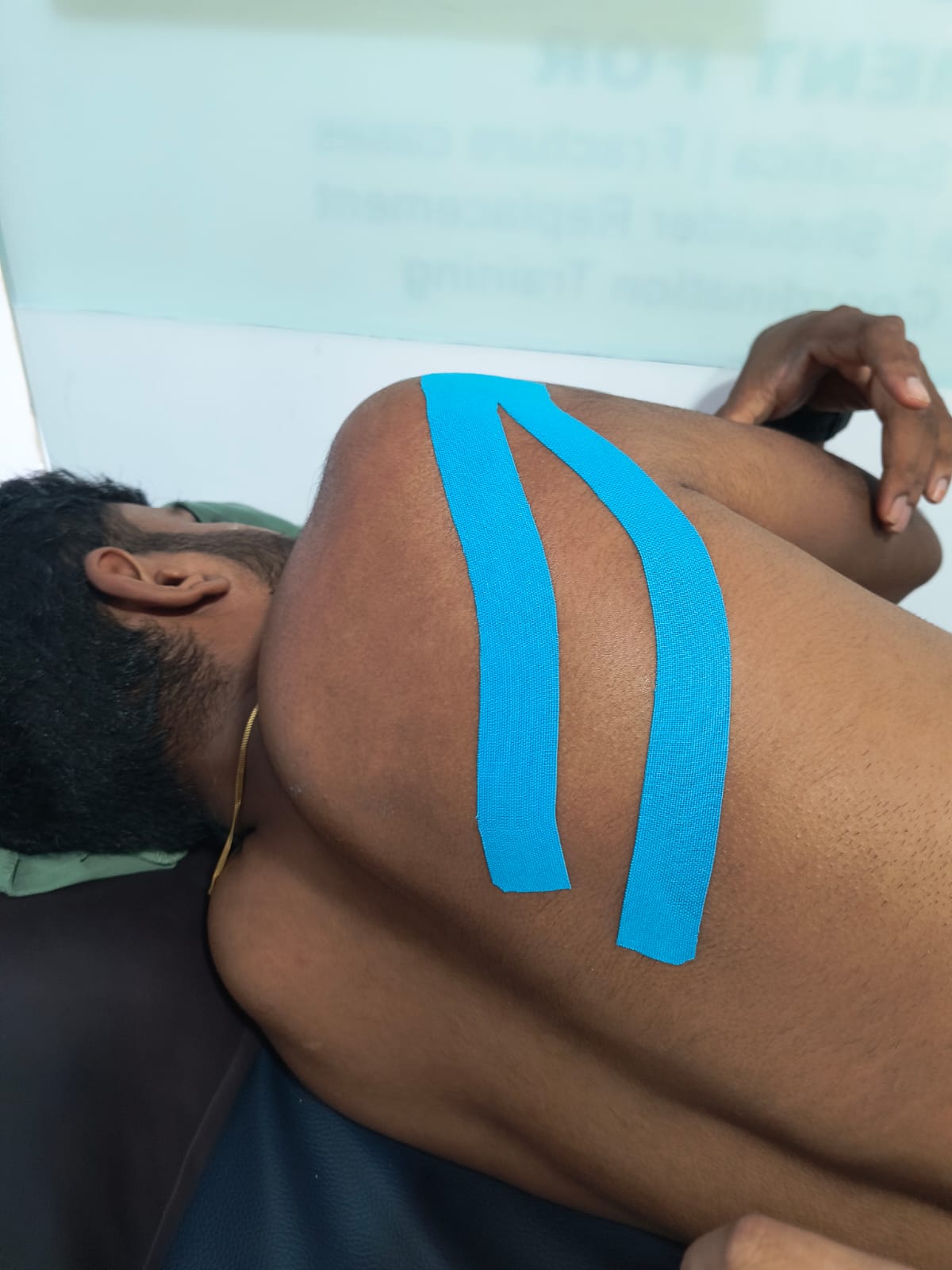 Shoulder kinesio taping